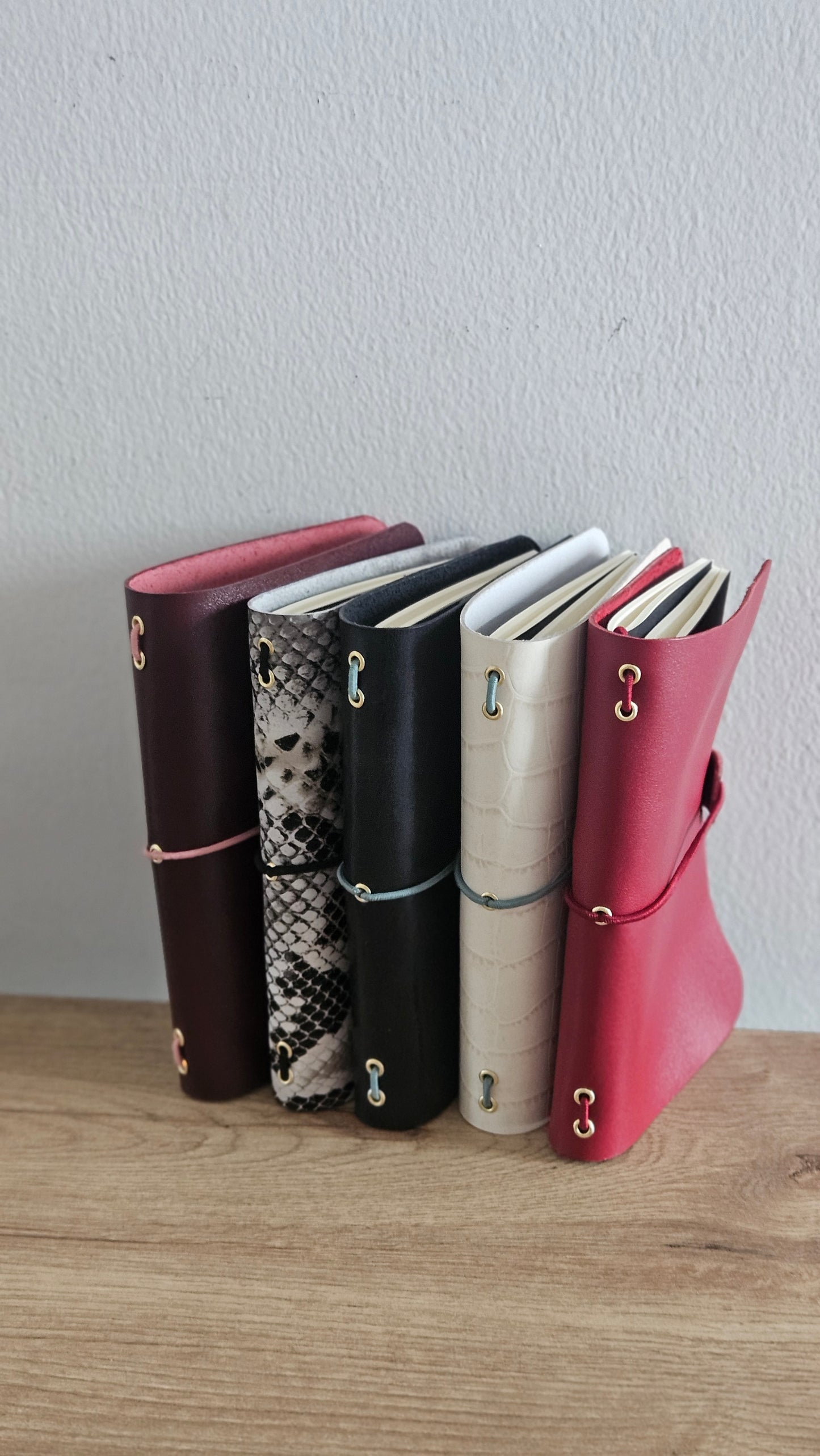 JOURNAL MIDORI BIFOLD A6 │ NEGRO JASPEADO (ÚNICA UNIDAD)