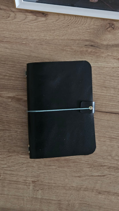 JOURNAL MIDORI BIFOLD A6 │ NEGRO JASPEADO (ÚNICA UNIDAD)